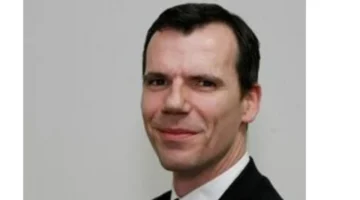 توقعات متعارضة.. تذبذب سعر الدولار أمام الضغوط العالمية الحالية في الأسواق